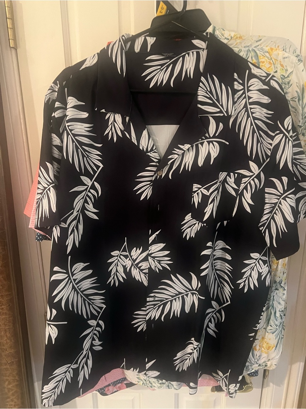 Men's Black Tropical Leaf Short-Sleeve Shirt